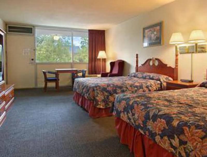 Фото Days Inn by Wyndham Arlington Pentagon