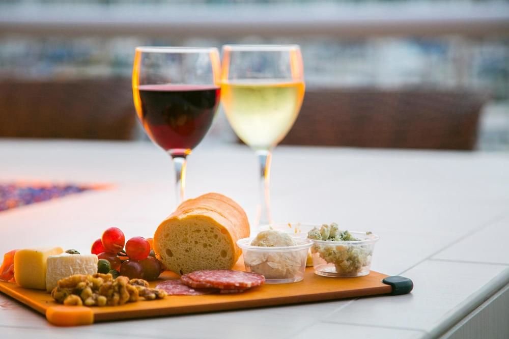 Фото Bay Club Hotel & Marina