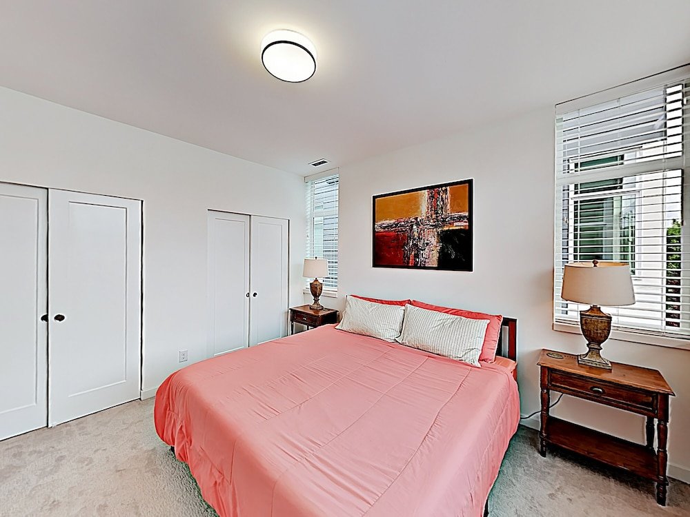 Фото Chic Capitol Hill Townhome W Rooftop Deck & Ac 3 Bedroom Townhouse
