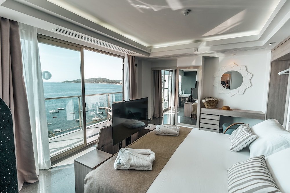 Фото The Ibiza Twiins Hotel