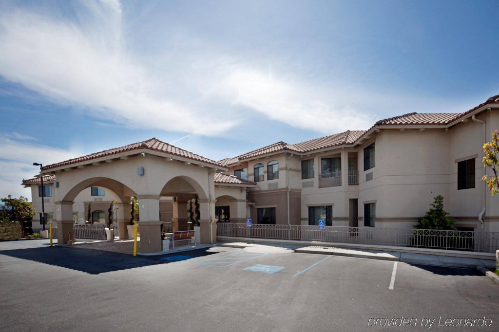 Фото Holiday Inn Express Hotel & Suites Marina - State Beach Area, an Ihg Hotel