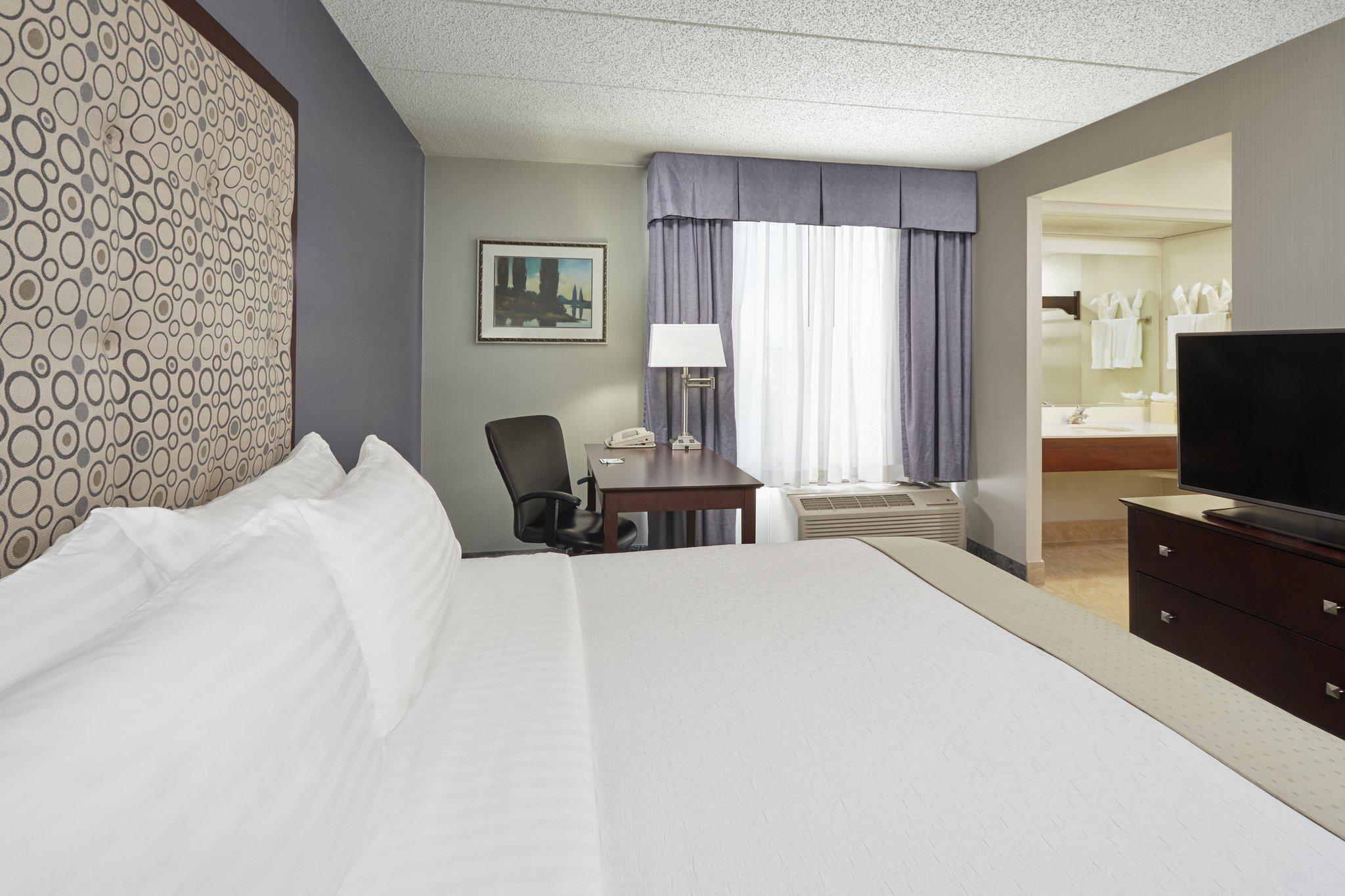 Фото Holiday Inn & Suites Chicago-Carol Stream
