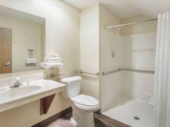 Фото Days Inn by Wyndham Stoughton Wi