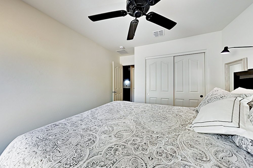 Фото 17347 № 20th Home 4 Bedrooms 2 Bathrooms Home