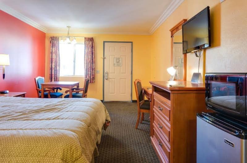 Фото Rodeway Inn Old Town Temecula