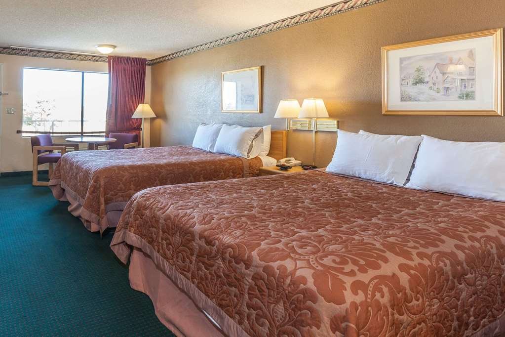 Фото Super 8 by Wyndham Lindsay Olive Tree