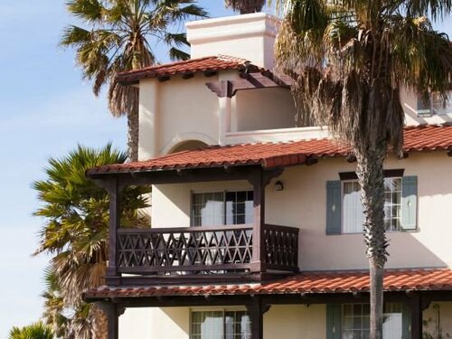 Гостиница Embassy Suites by Hilton Mandalay Beach Hotel & Resort в Порт Хаенем