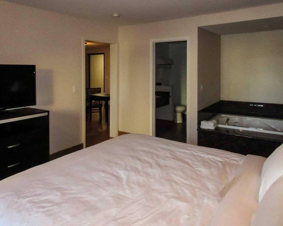 Фото Quality Inn & Suites near Downtown Bakersfield