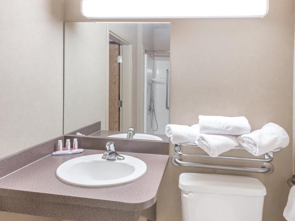 Фото Ramada by Wyndham Airdrie Hotel and Suites