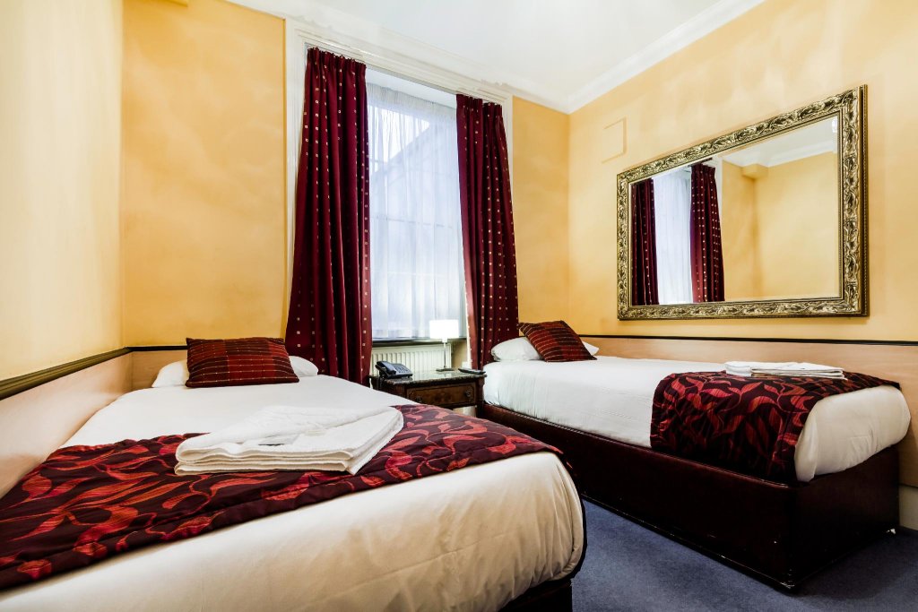 Фото Tudor Court Hotel