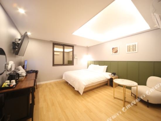 Фото The Stone Bridge Hotel