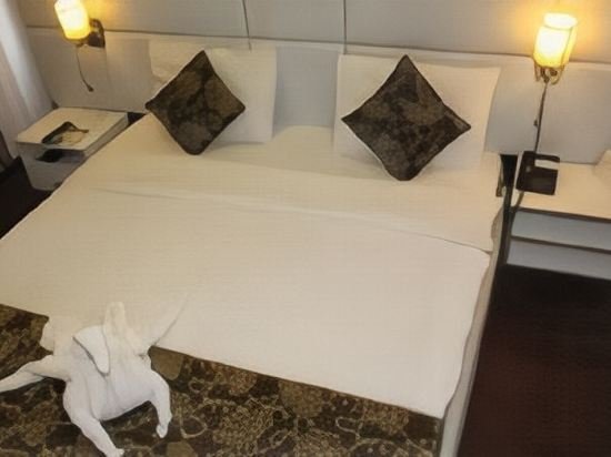 Фото The Manor Hotel