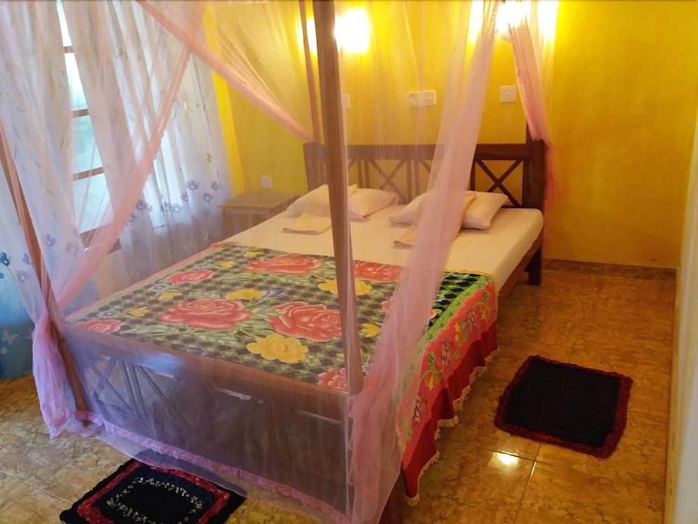 Фото Malika Yellow House