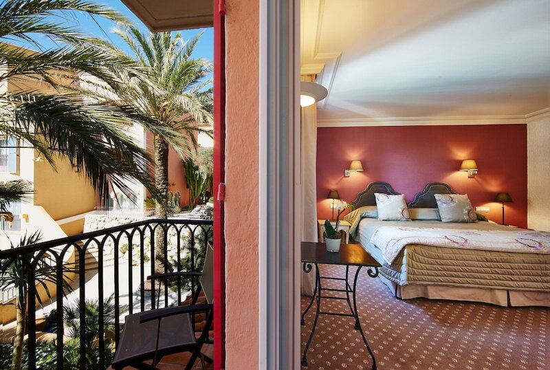 Гостиница Hotel Byblos Saint-Tropez в Сен-Тропе