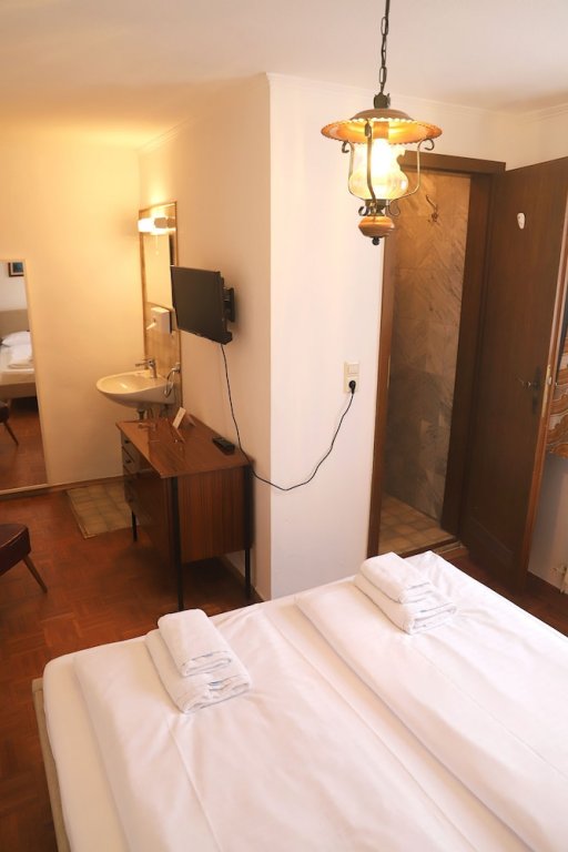 Фото Hotel Schwarzer Adler