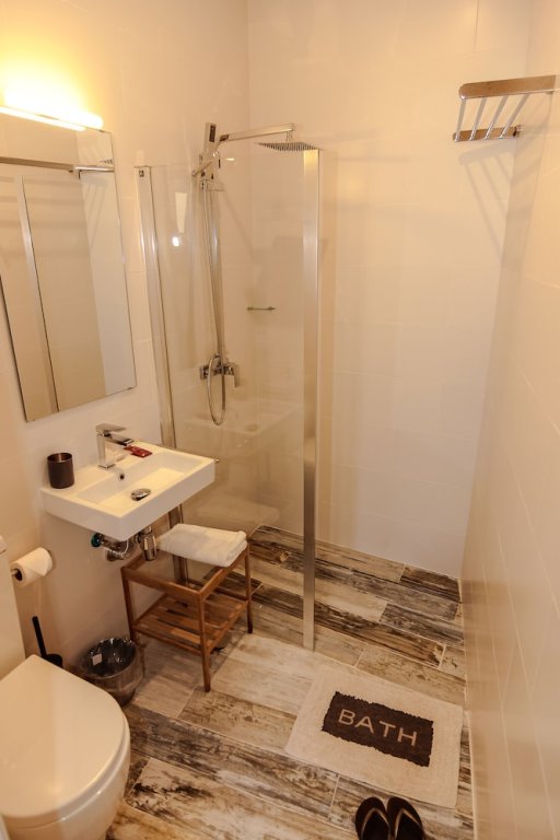 Фото The 8 Rooms House