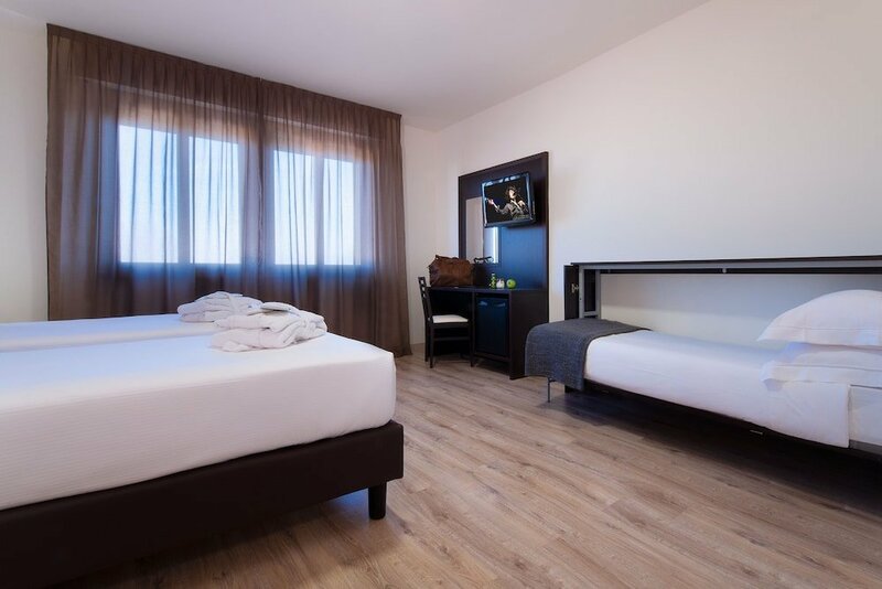 Гостиница Cdh Hotel Modena в Модене