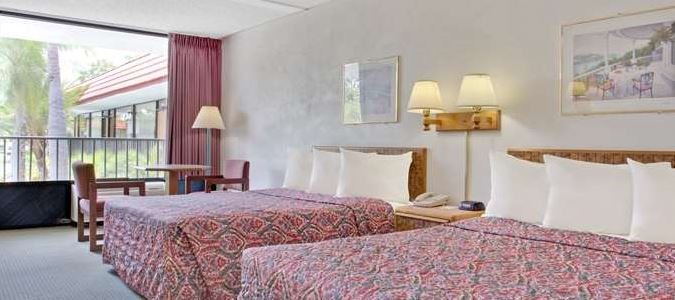 Фото Days Inn by Wyndham Clearwater/Gulf to Bay