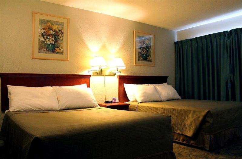 Фото Knights Inn Kamloops