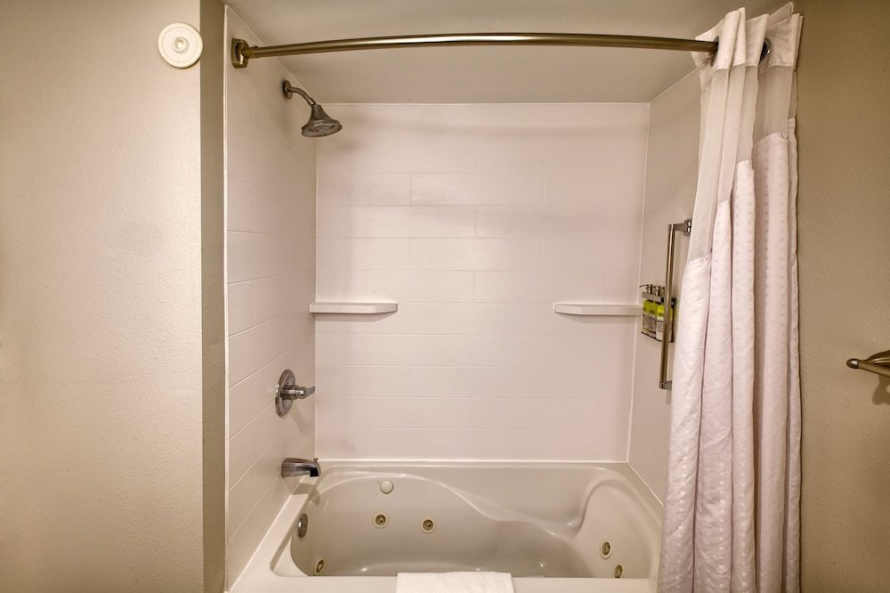 Фото Holiday Inn Express Hotel & Suites Raleigh-Wakefield, an Ihg Hotel