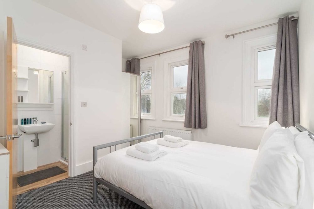 Фото Modern 2 Bed, for 4 Guests in Golders Green!