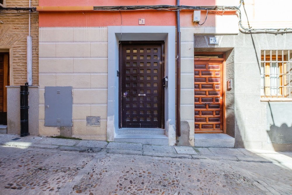 Фото Apartamentos con patio junto a la catedral by Toledo Ap
