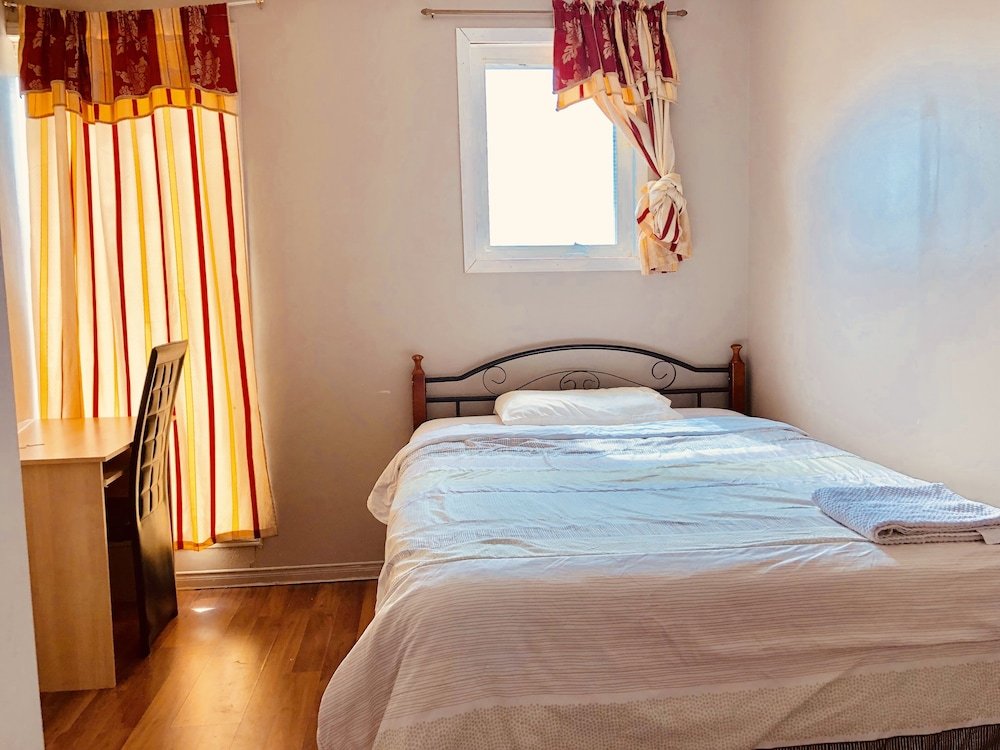 Фото Room around York University Subway