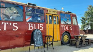 Harat's bus tour (posyolok Khuzhir, Baykalskaya ulitsa, 38) ، حانة، بار