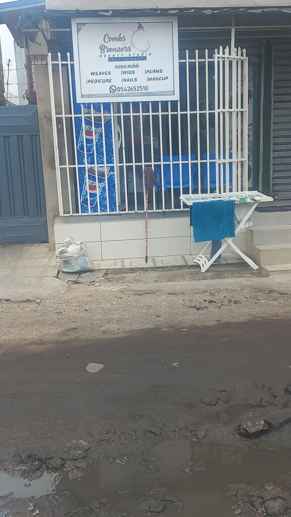 Beauty salon Combs Bronzers Beauty Salon, Accra, photo
