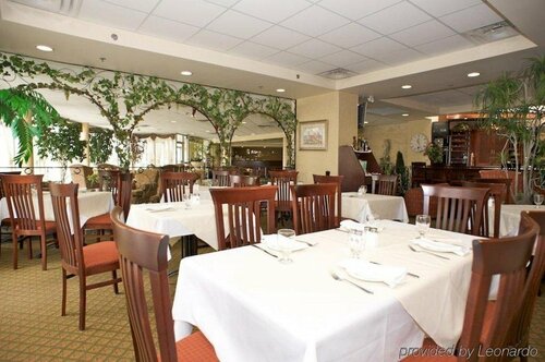 Гостиница Monte Carlo Inn Airport Suites в Миссиссаге