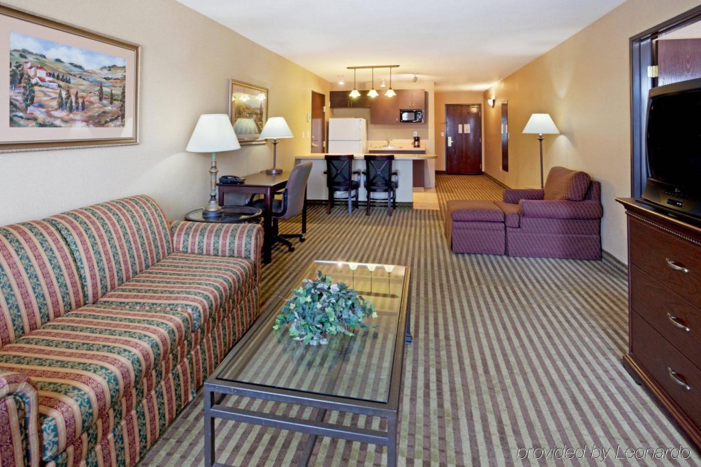 Фото Holiday Inn Express Hotel & Suites Marina - State Beach Area, an Ihg Hotel