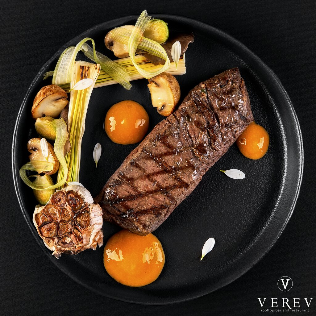 مطعم Sky by Verev Rooftop Bar & Restaurant ، يريفان، صورة