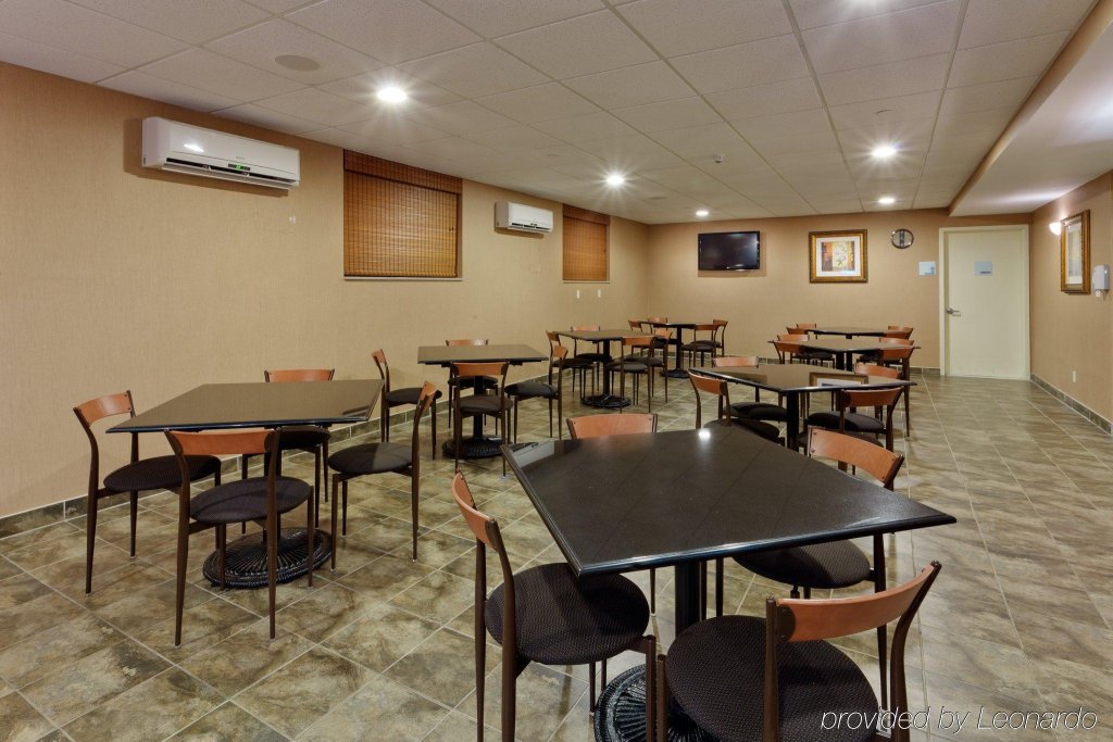 Фото Holiday Inn Express Staten Island West