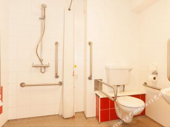 Фото Travelodge Dundee Strathmore Avenue