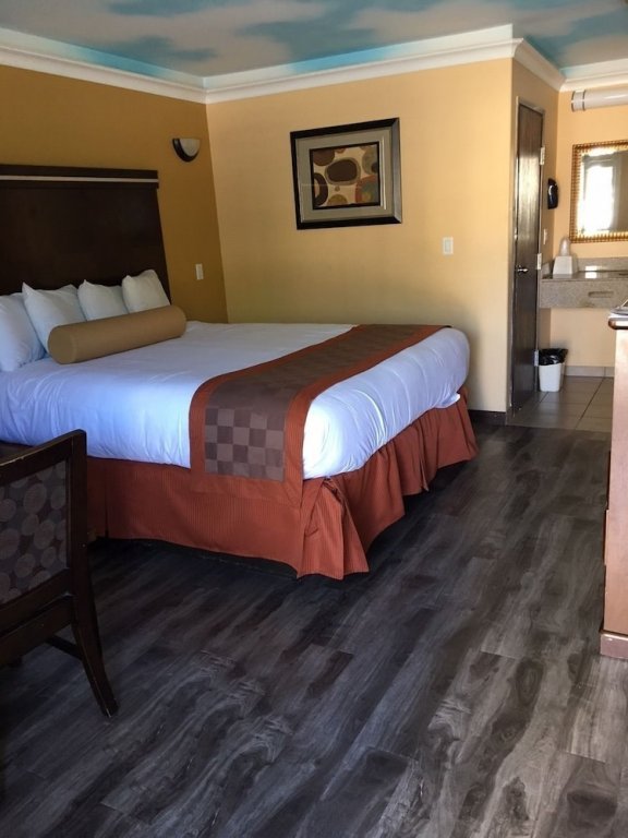 Фото Hollywood Palms Inn and Suites