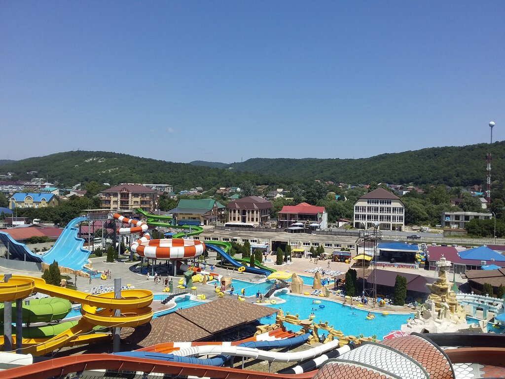 Панорама аквапарка в Джубге с бассейнами и водными горками