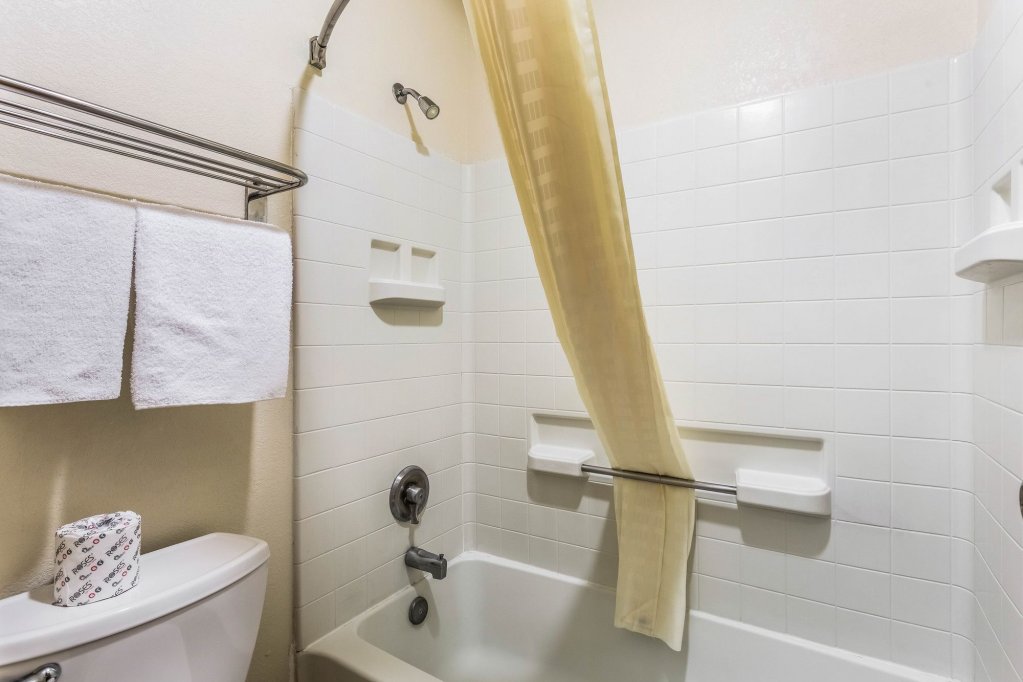 Фото Econo Lodge Inn & Suites