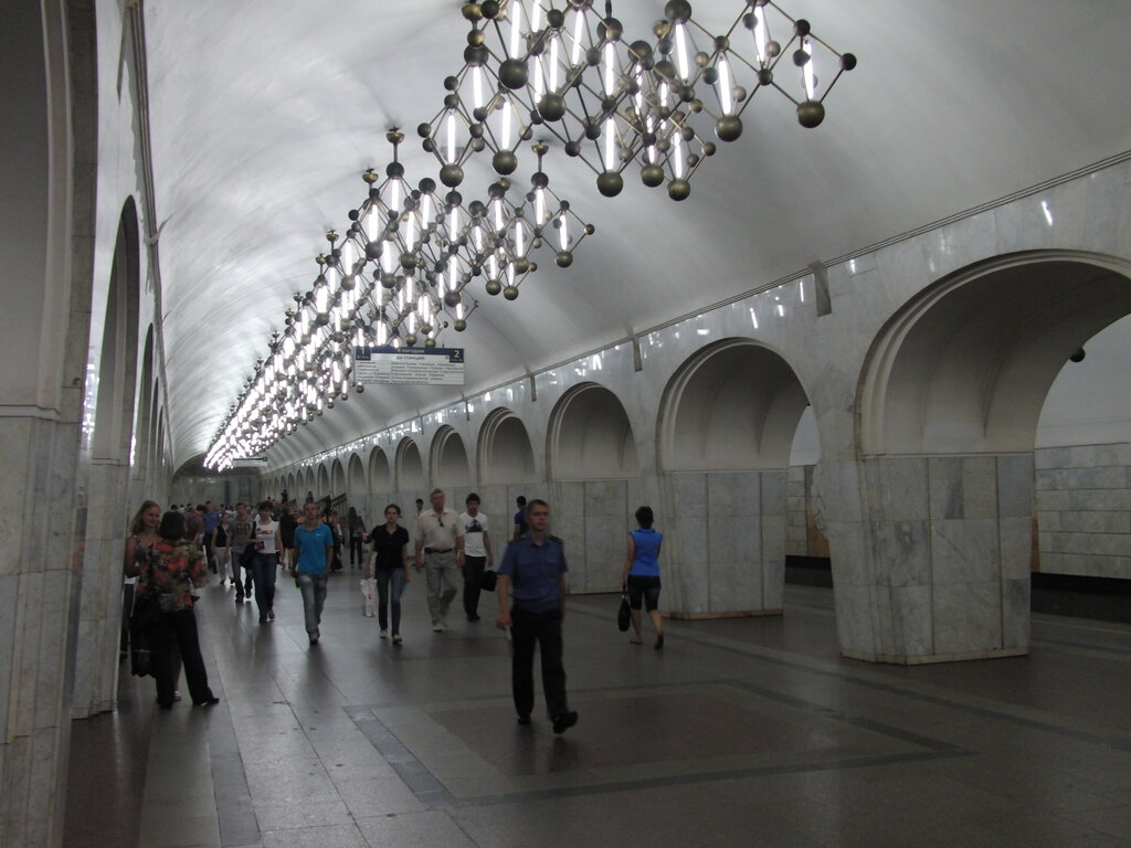 Москва метро менделеевская