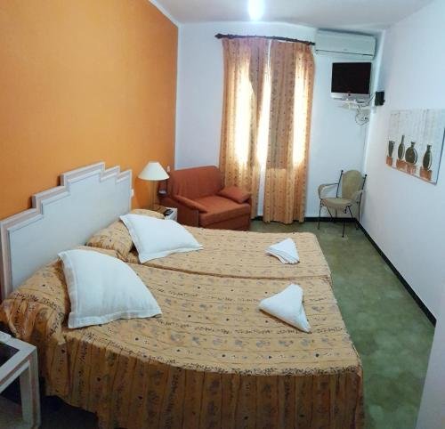 Фото Hostal Los Arcos