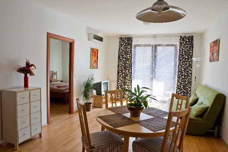 Фото Town Hall Apartments