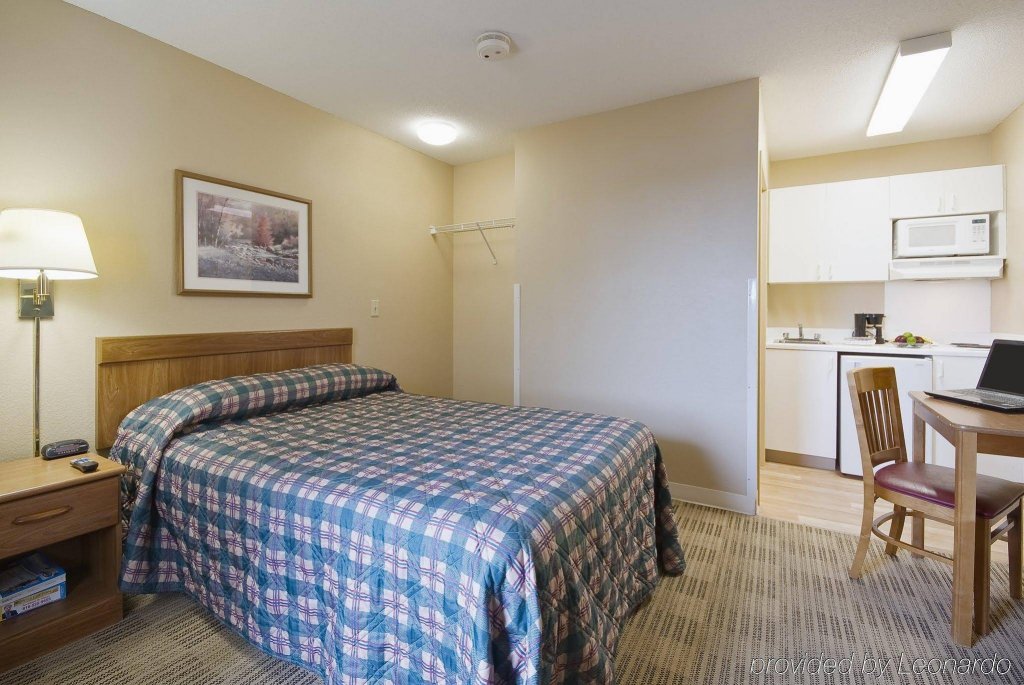 Фото HomeTowne Studios by Red Roof Denver - Thornton