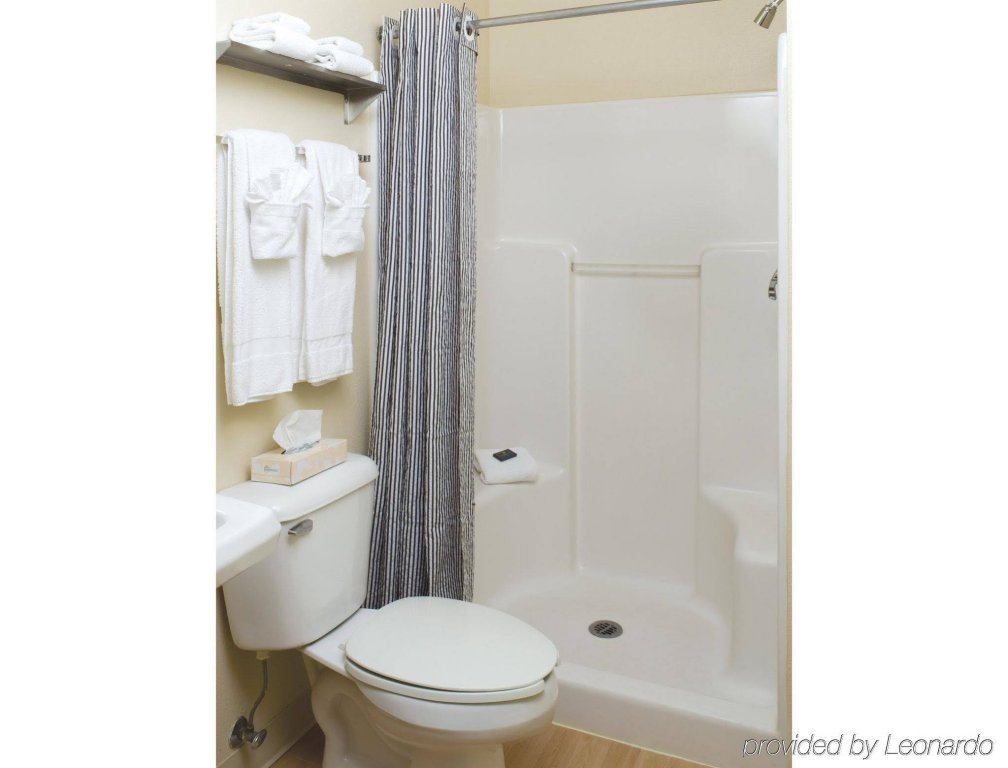 Фото HomeTowne Studios by Red Roof Fort Lauderdale