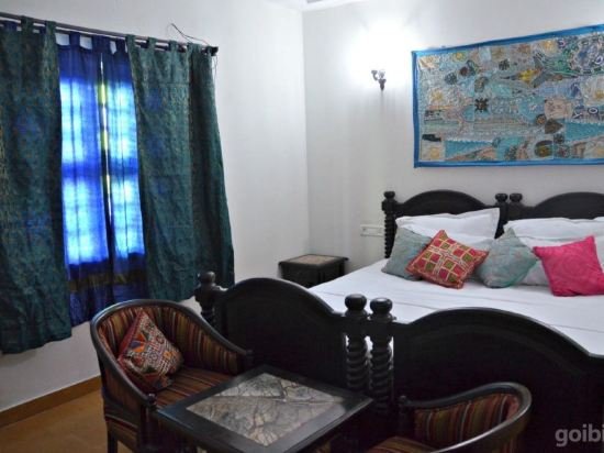 Фото The Golden House