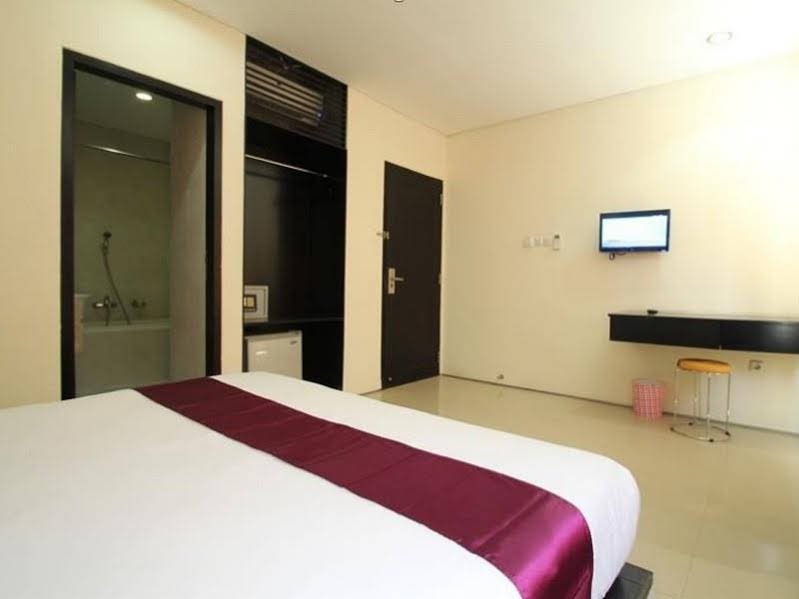 Фото Kuta Airport Insta Hotel