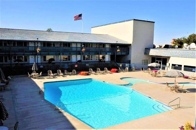 Фото Riverfront Hotel, SureStay Collection by Best Western