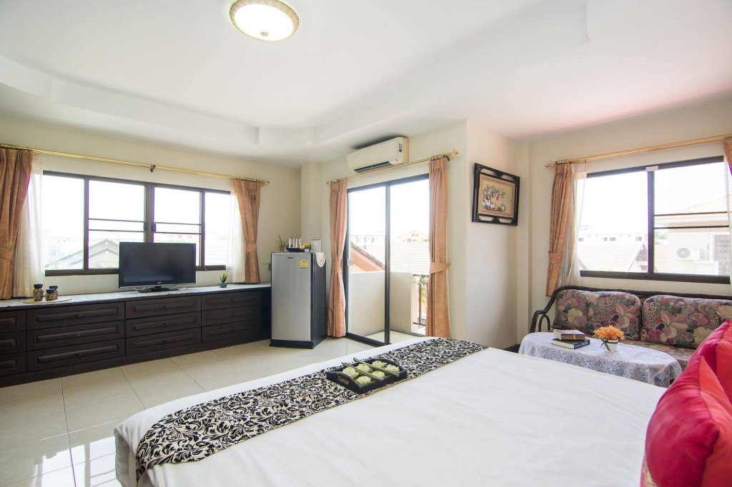 Фото Happys Guesthouse Pattaya