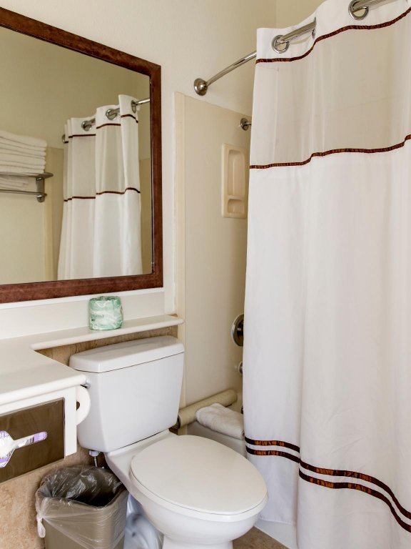 Фото Anaheim Islander Inn and Suites