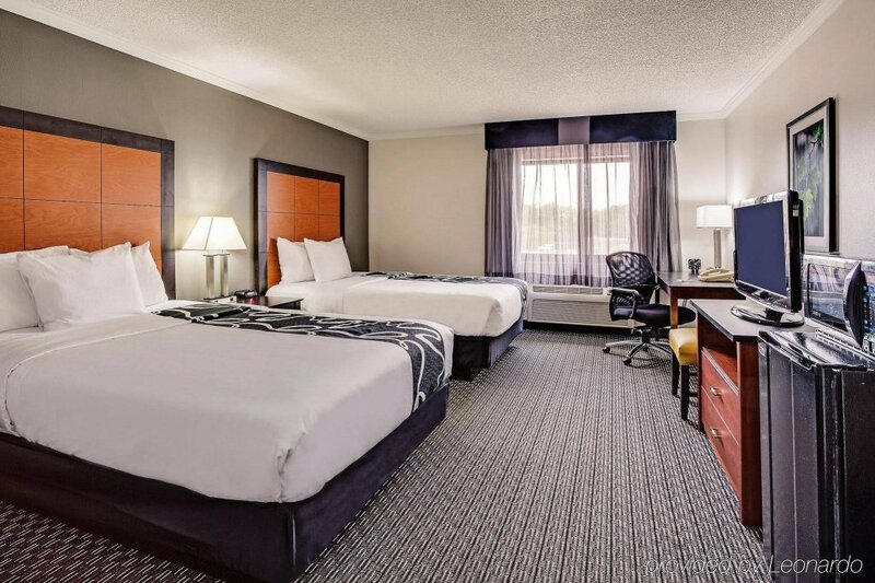 Гостиница La Quinta Inn & Suites by Wyndham Cleveland - Airport North в Кливленде