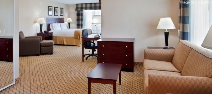 Фото Holiday Inn Express & Suites Wichita Airport, an Ihg Hotel