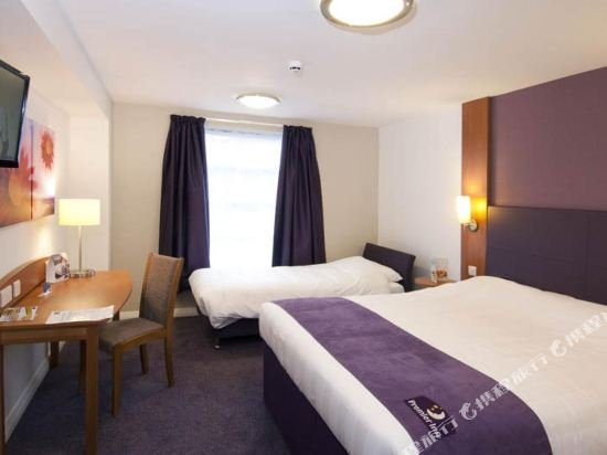 Фото Premier Inn Edinburgh Central hotel